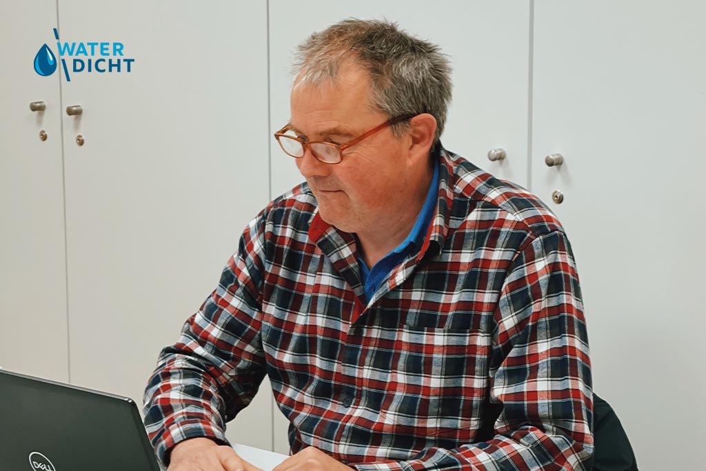 Foto van guy adviseur in vochtbestrijding
